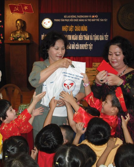Minister of Labor, Invalids and Social Affairs Nguyen Thi Kim Ngan offers gifts to poor and disabled children at the Ho Chi Minh City Rehabilitation Center on January 25. (Photo: SGGP) Minister of Labor, Invalids and Social Affairs Nguyen Thi Kim Ngan offers gifts to poor and disabled children at the Ho Chi Minh City Rehabilitation Center on January 25. (Photo: SGGP)